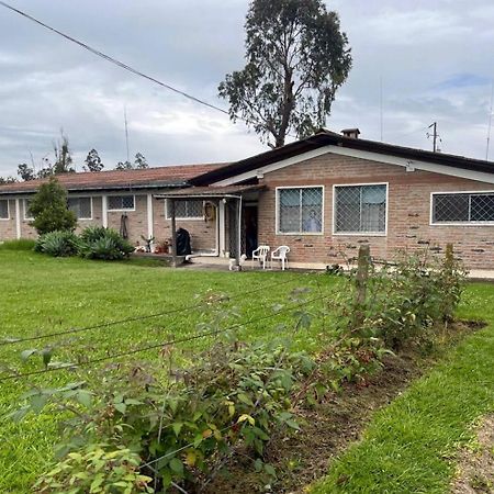 Quito Eco Lodge Airport - B&B Tababela Buitenkant foto