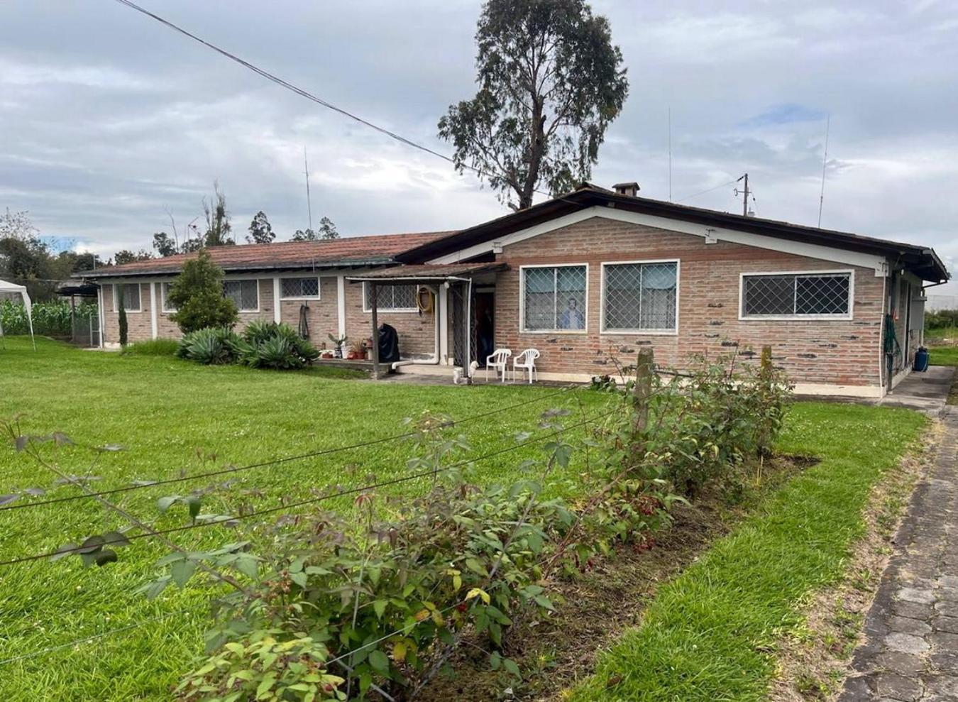 Quito Eco Lodge Airport - B&B Tababela Buitenkant foto